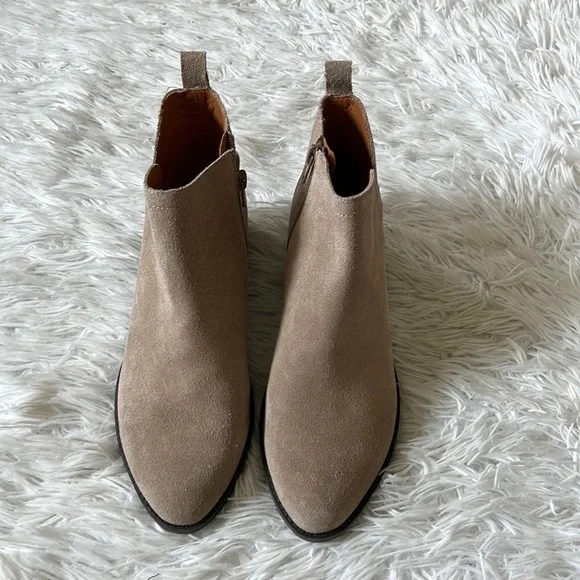 NWOB Lucky Brand Falila Women’s bootie in Taupe size 8M - Picture 3 of 11